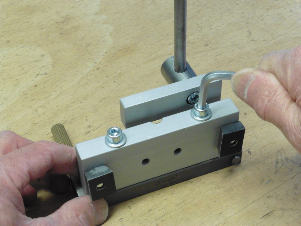 Verbinden von CWS-Adapter und Formatschnittlehre