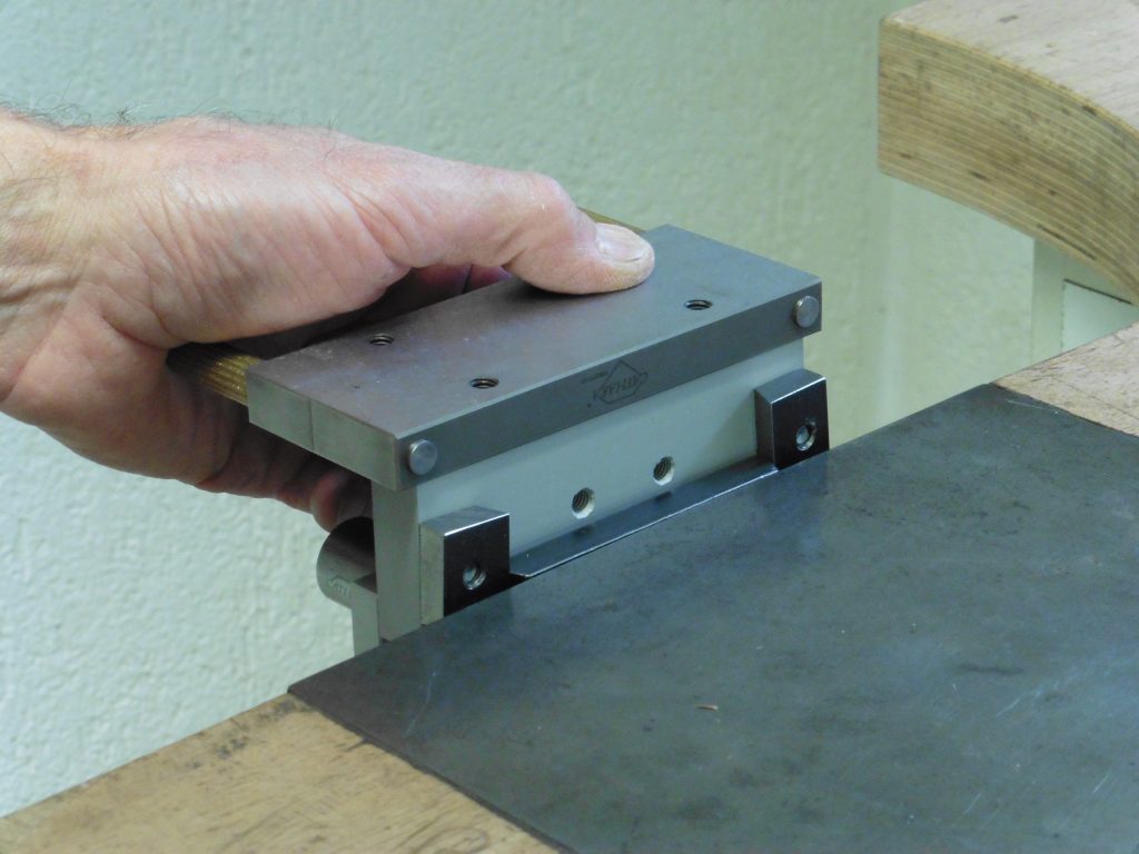 Anbringen der Formatschnittlehre mittels Schnellspannsystem